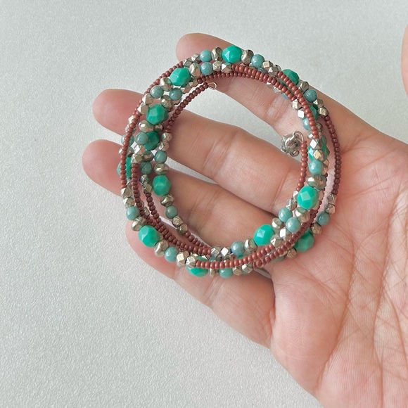 Vintage Green Glass Beads with Silver Beads on Memory Wire Seed Beads 8” - Picture 3 of 5